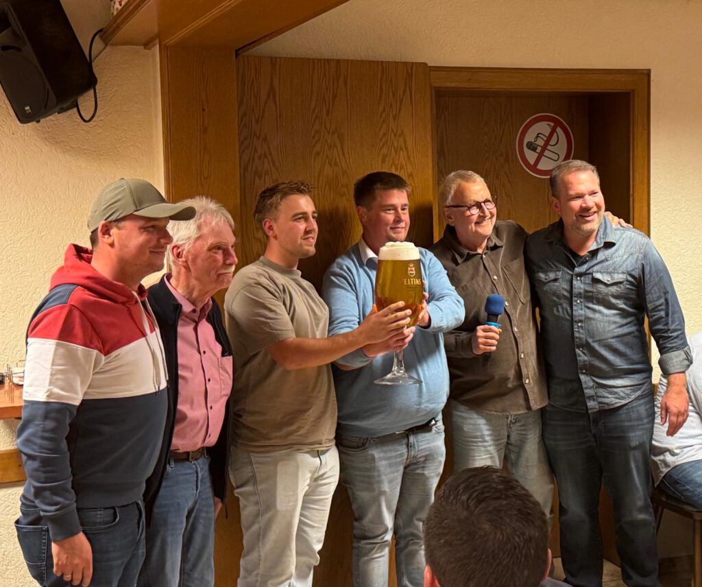 Ein erster Schluck Bier auf den neuen Stukenförster