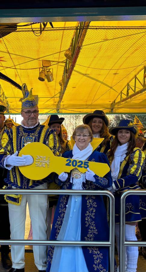 Das Prinzenpaar Wolfgang und Gabriela mit Patin Lara und Lucy